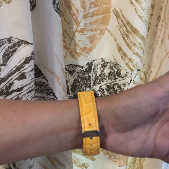 Decorative watch with yellow strap and pearl face - Picture 4 of 4